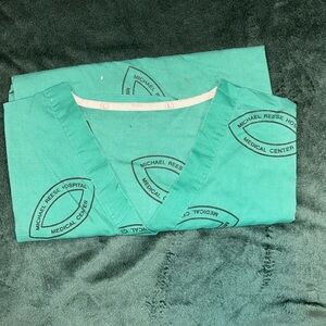 Michael Reese Hospital Medical Center Scrub Top Green- Large